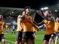 Veľký rozruch v boji o postup do Premier League, pretože Hull City vyhral vonku na treťom mieste Millwall, aby im dal jeden zápas od slávy vo Wembley Mohamed Belloumi bol hrdinom hodiny pre Hull City, ktorý ich vystrelil do finále play-off