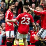 Bruno Fernandes oslavuje so spoluhráčmi po góle Manchestru United