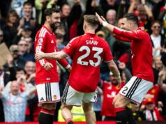 Verdikt Michaela Carricka nad Brunom Fernandesom hovorí jasnou rečou po tom, čo hviezda Man Utd vstúpila do histórie Bruno Fernandes oslavuje so spoluhráčmi po góle Manchestru United