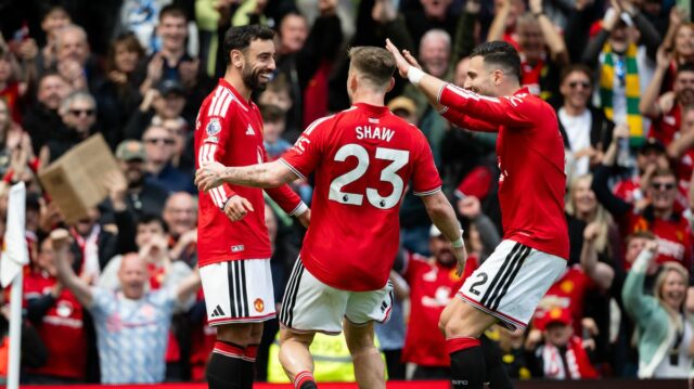 Bruno Fernandes oslavuje so spoluhráčmi po góle Manchestru United