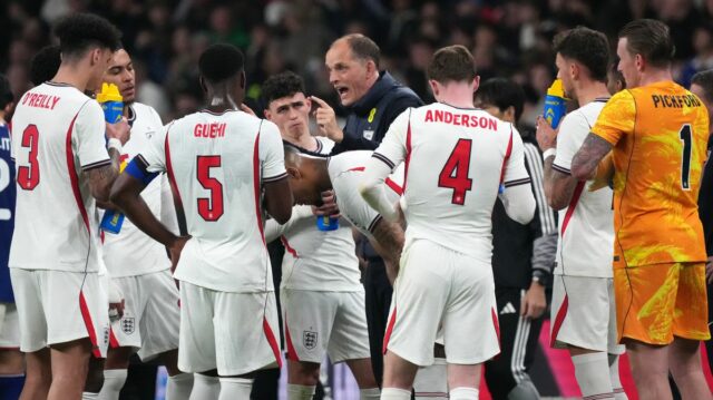 LONDÝN, ANGLICKO - 16. mája: Thomas Tuchel, manažér Anglicka, uznal Phila Fodena z Manchestru City po zápase finále FA Cupu Emirates medzi Chelsea a Manchester City 16. mája 2026 v Londýne v Anglicku. (Foto: Alex Livesey - Danehouse/Getty Images)