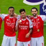 William Saliba, Gabriel, Piero Hincapie a David Raya z Arsenal FC oslavujú s medailou Premier League počas zápasu Premier League medzi Crystal Palace a Arsenal v Selhurst Park 24. mája 2026 v Londýne, Spojené kráľovstvo.