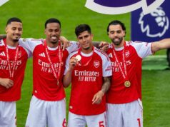 Veselá reakcia Piera Hincapieho po „odvážnom kroku“ fanúšika Arsenalu Jacka Whitehalla William Saliba, Gabriel, Piero Hincapie a David Raya z Arsenal FC oslavujú s medailou Premier League počas zápasu Premier League medzi Crystal Palace a Arsenal v Selhurst Park 24. mája 2026 v Londýne, Spojené kráľovstvo.