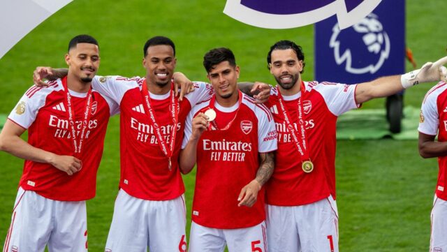 Veselá reakcia Piera Hincapieho po „odvážnom kroku“ fanúšika Arsenalu Jacka William Saliba, Gabriel, Piero Hincapie a David Raya z Arsenal FC oslavujú s medailou Premier League počas zápasu Premier League medzi Crystal Palace a Arsenal v Selhurst Park 24. mája 2026 v Londýne, Spojené kráľovstvo.