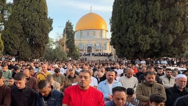 Video: Moslimovia na celom svete navštevujú modlitby Eid | Náboženstvo
