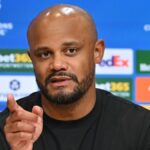 MNÍCHOV, NEMECKO - 6. MÁJ: Hlavný tréner Vincent Kompany z FC Bayern Mníchov hovorí počas tlačovej konferencie po semifinálovom zápase druhej časti Ligy majstrov UEFA 2025/26 medzi FC Bayern Mníchov a Paríž Saint-Germain vo Football Arene Mníchov 6. mája 2026 v nemeckom Mníchove. (Foto Sebastian Widmann – UEFA/UEFA cez Getty Images)