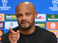 Vincent Kompany obviňuje rozhodcu, že otočil červenú kartu pre hviezdu PSG – „Smiešne“ MNÍCHOV, NEMECKO - 6. MÁJ: Hlavný tréner Vincent Kompany z FC Bayern Mníchov hovorí počas tlačovej konferencie po semifinálovom zápase druhej časti Ligy majstrov UEFA 2025/26 medzi FC Bayern Mníchov a Paríž Saint-Germain vo Football Arene Mníchov 6. mája 2026 v nemeckom Mníchove. (Foto Sebastian Widmann – UEFA/UEFA cez Getty Images)