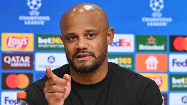 MNÍCHOV, NEMECKO - 6. MÁJ: Hlavný tréner Vincent Kompany z FC Bayern Mníchov hovorí počas tlačovej konferencie po semifinálovom zápase druhej časti Ligy majstrov UEFA 2025/26 medzi FC Bayern Mníchov a Paríž Saint-Germain vo Football Arene Mníchov 6. mája 2026 v nemeckom Mníchove. (Foto Sebastian Widmann – UEFA/UEFA cez Getty Images)