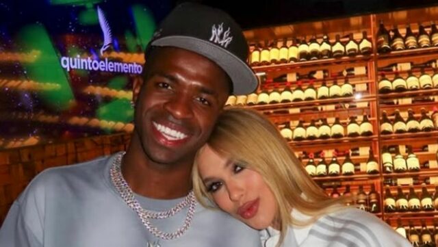 Vinicius Jr a Virginia Fonseca pózujú pre fotografiu
