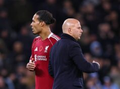 Virgil van Dijk poslal Arnemu Slotovi po prepustení Liverpoolu odkaz „nikdy nezabudni“. Virgil van Dijk a Arne Slot