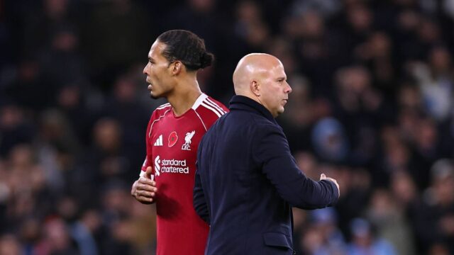 Virgil van Dijk a Arne Slot