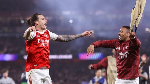 Riccardo Calafiori a Gabriel Jesus z Arsenalu oslavujú