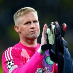 Kasper Schmeichel vyjadruje uznanie fanúšikom po zápase fázy MD6 Ligy majstrov UEFA 2024/25 medzi Borussiou Dortmund a Celtic FC.