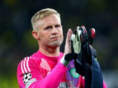 Víťaz Premier League Kasper Schmeichel bol nútený odísť do dôchodku kvôli emotívnemu rozhovoru Kasper Schmeichel vyjadruje uznanie fanúšikom po zápase fázy MD6 Ligy majstrov UEFA 2024/25 medzi Borussiou Dortmund a Celtic FC.