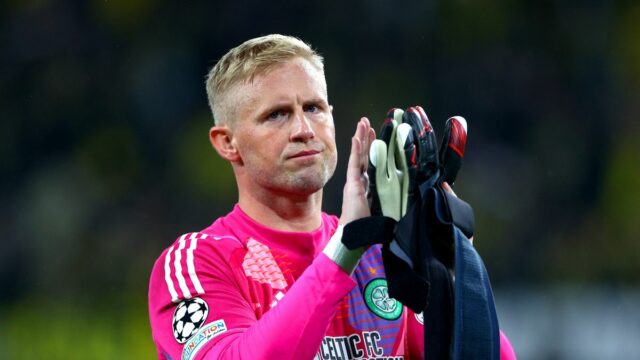 Kasper Schmeichel vyjadruje uznanie fanúšikom po zápase fázy MD6 Ligy majstrov UEFA 2024/25 medzi Borussiou Dortmund a Celtic FC. 