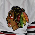 26. októbra 2024; Dallas, Texas, USA; Pohľad na logo na drese brankára Chicaga Blackhawks Petra Mrázka (34) počas zápasu Dallas Stars s Chicagom Blackhawks v American Airlines Center. Povinný kredit: Jerome Miron-Imagn Images