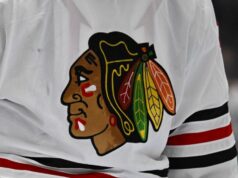 Vo veku 81 rokov zomrel veľký predstaviteľ Blackhawks Dennis Hull 26. októbra 2024; Dallas, Texas, USA; Pohľad na logo na drese brankára Chicaga Blackhawks Petra Mrázka (34) počas zápasu Dallas Stars s Chicagom Blackhawks v American Airlines Center. Povinný kredit: Jerome Miron-Imagn Images