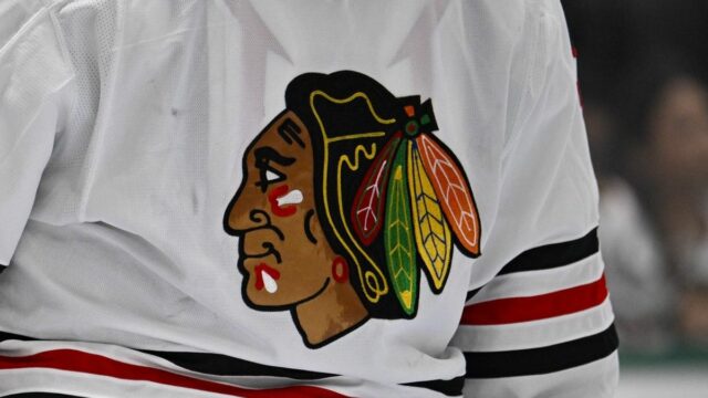 Vo veku 81 rokov zomrel veľký predstaviteľ Blackhawks Dennis Hull 26. októbra 2024; Dallas, Texas, USA; Pohľad na logo na drese brankára Chicaga Blackhawks Petra Mrázka (34) počas zápasu Dallas Stars s Chicagom Blackhawks v American Airlines Center. Povinný kredit: Jerome Miron-Imagn Images