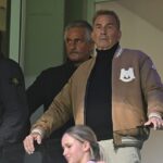 Kevin Costner sa nedávno zúčastnil na zápase AFL medzi Brisbane Lions a Carlton Blues v Gabba (na obrázku)
