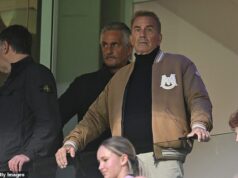 Vo vnútri prekvapivého zážitku Kevina Costnera z AFL, keď je hollywoodska hviezda „posadnutá“ austrálskou tradíciou a odnesie si domov psí tašku s jedlom na nohy Kevin Costner sa nedávno zúčastnil na zápase AFL medzi Brisbane Lions a Carlton Blues v Gabba (na obrázku)