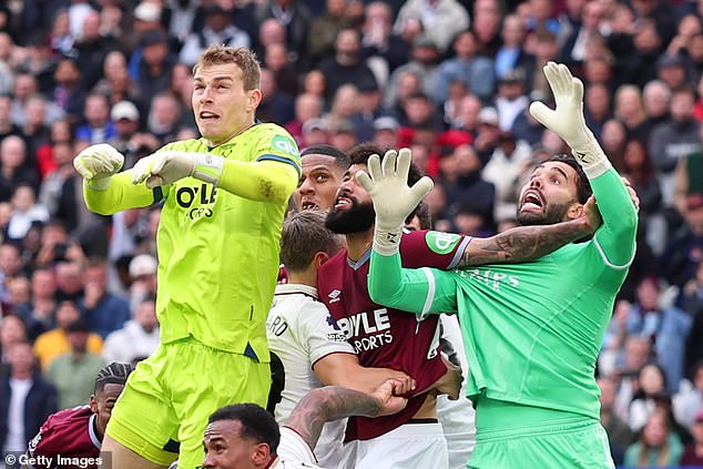 Volanie VAR, ktoré vyhralo Arsenal titul? Vyrovnávajúci gól West Hamu po prestávke je VYLUČENÝ po dlhej kontrole za faul na Davida Rayu v najdramatickejšom momente sezóny.