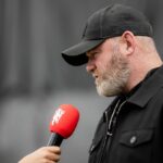 Wayne Rooney hovorí do mikrofónu