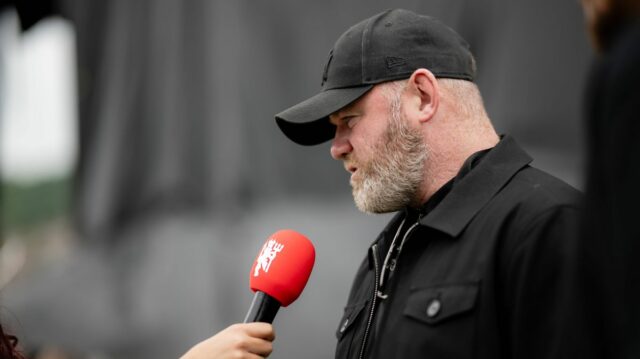 Wayne Rooney hovorí do mikrofónu