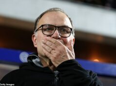 „Všetci to robia!“ Vo svete futbalu a špionáže: Zostrelené drony, kitman ukrytý v strope, uniknuté tímové správy, obrovské obrazovky okolo tréningových ihrísk a kaderník s voľnými perami! Šéf Leedsu Marcelo Bielsa poslal analytika, aby sledoval tréning derby Franka Lamparda pred zápasom o šampionát.
