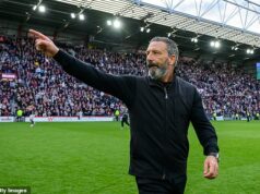 Všetky oči upriamujú pozornosť na šéfa Derek McInnes: Hearts, ktorý má nesmrteľnosť na dosah ruky, keď chce urobiť posledné kroky k historickému víťazstvu titulu. Derek McInnes posunul Hearts na tri víťazstvá od prvého titulu v najvyššej súťaži od roku 1960