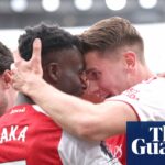 Viktor Gyökeres oslavuje s Bukayom Saka po skórovaní Arsenalu proti Fulhamu