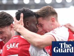 Vyhlásenie Arsenalu vyhralo a Spurs vyliezli zo zóny poklesu – Football Weekly | futbal Viktor Gyökeres oslavuje s Bukayom Saka po skórovaní Arsenalu proti Fulhamu