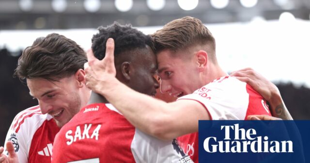 Viktor Gyökeres oslavuje s Bukayom Saka po skórovaní Arsenalu proti Fulhamu