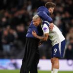 Guglielmo Vicario s Richarlisonom na plný úväzok po zápase Premier League medzi Tottenhamom Hotspur a Leeds United