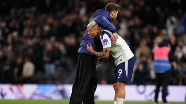 Guglielmo Vicario s Richarlisonom na plný úväzok po zápase Premier League medzi Tottenhamom Hotspur a Leeds United