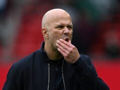 Výmena Slotu za Liverpool Arne pomenovaná ako zdieľaná teória Richarda Hughesa Arne Slot po zápase Premier League medzi Manchestrom United a Liverpoolom na Old Trafford.