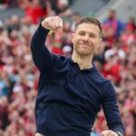 LEVERKUSEN, NEMECKO - 18. mája: Hlavný tréner Xabi Alonso z Bayer 04 Leverkusen povzbudzuje po zápase Bundesligy medzi Bayerom 04 Leverkusen a FC Augsburg v BayArena 18. mája 2024 v nemeckom Leverkusene. (Foto: Marco Steinbrenner/DeFodi Images cez Getty Images)