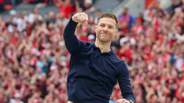 Vymenovanie Xabiho Alonsa dokazuje, že Chelsea opäť myslí vážne, pretože LEVERKUSEN, NEMECKO - 18. mája: Hlavný tréner Xabi Alonso z Bayer 04 Leverkusen povzbudzuje po zápase Bundesligy medzi Bayerom 04 Leverkusen a FC Augsburg v BayArena 18. mája 2024 v nemeckom Leverkusene. (Foto: Marco Steinbrenner/DeFodi Images cez Getty Images)
