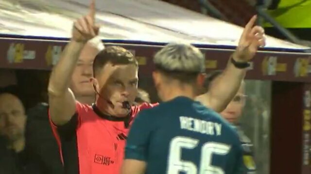 Vypukla hádka medzi Motherwell a Celtic, keď sa sedem odborníkov Sam Nicholson z tímu Motherwell bol posúdený ako zodpovedný za vedenie lopty