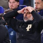 Pep Guardiola sledoval, ako sa jeho strana Man City vzdala kontroly nad bojom o titul