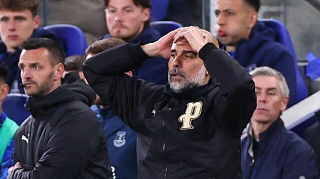 Pep Guardiola sledoval, ako sa jeho strana Man City vzdala kontroly nad bojom o titul