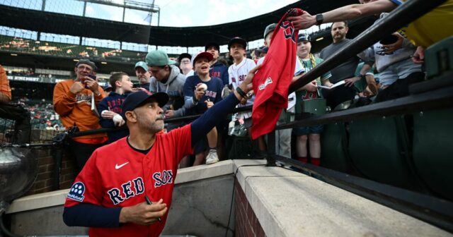 Vysvetlil odchod ex-Dodger Alex Cora z horskej dráhy z Red Sox
