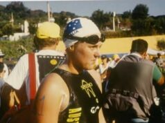 Vzdáva hold austrálskej maratónskej plavkyni, ktorá prekonala Guinnessov svetový rekord a zaplávala si so žralokmi po tom, čo podľahla boju s rakovinou prsníka Austrálčan v plávaní smúti majsterku sveta Melissu Robertsovú po tom, čo odvážny 14-ročný boj s metastázujúcou rakovinou prsníka skončil pokojne