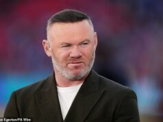 Wayne Rooney hovorí Arnemu Slotovi, aby na rozlúčku s Anfieldom ODpustil „sebeckého“ Mohameda Salaha – keď sa pustil do jeho správania po tom, čo legenda Liverpoolu zamierila ďalšie kopanie do podpaľovaného Arna Slotu Wayne Rooney vyzval na nedeľnú rozlúčku s Liverpoolom, aby Mohameda Salaha odvolali