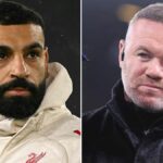 NEWCASTLE UPON TYNE, ANGLICKO – 24. FEBRUÁRA: Amazon Prime Video odborník na Ligu majstrov UEFA Wayne Rooney počas zápasu play-off druhej časti Ligy majstrov UEFA Ligy majstrov 2025/26 medzi Newcastle United FC a Qarabag FK v St James' Park 24. februára, Newcastle upon England 206. (Foto: Carl Recine/Getty Images)