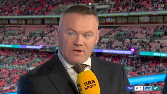 Wayne Rooney sa pozerá na telefón