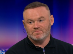 Wayne Rooney ukazuje prstom na vinu, pretože West Ham trpí v posledný deň zostupom Hráči West Hamu po zostupe