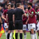 LONDÝN, ANGLICKO - 10. mája: Hráči West Hamu sa konfrontujú s rozhodcom Chrisom Kavanaghom a funkcionármi zápasu po zápase Premier League medzi West Ham United a Arsenalom na londýnskom štadióne 10. mája 2026 v Londýne v Anglicku. (Foto: Marc Atkins/Getty Images)