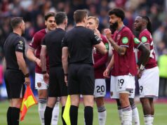 West Ham podá oficiálnu sťažnosť PGMOL po kontroverzii VAR vs Arsenal LONDÝN, ANGLICKO - 10. mája: Hráči West Hamu sa konfrontujú s rozhodcom Chrisom Kavanaghom a funkcionármi zápasu po zápase Premier League medzi West Ham United a Arsenalom na londýnskom štadióne 10. mája 2026 v Londýne v Anglicku. (Foto: Marc Atkins/Getty Images)