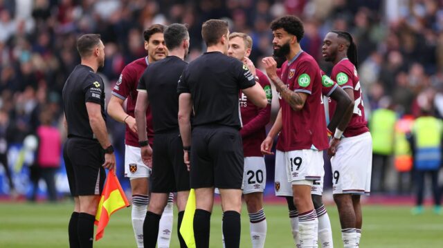 LONDÝN, ANGLICKO - 10. mája: Hráči West Hamu sa konfrontujú s rozhodcom Chrisom Kavanaghom a funkcionármi zápasu po zápase Premier League medzi West Ham United a Arsenalom na londýnskom štadióne 10. mája 2026 v Londýne v Anglicku. (Foto: Marc Atkins/Getty Images)
