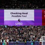 LED obrazovka zobrazuje správu VAR počas futbalového zápasu anglickej Premier League medzi West Ham United a Arsenalom na londýnskom štadióne vo východnom Londýne 10. mája 2026. (Foto: Adrian Dennis / AFP cez Getty Images) / POUŽITIE OBMEDZENÉ NA REDAKCIU. Nepoužívajte s nepovoleným zvukom, videom, údajmi, súpiskami zápasov, logami klubov/ligy alebo „živými“ službami. Online použitie v zápase je obmedzené na 120 obrázkov. Ďalších 40 obrázkov môže byť použitých v predĺžení. Nie emulácia videa. Používanie sociálnych médií počas zápasu je obmedzené na 120 obrázkov. Ďalších 40 obrázkov môže byť použitých v predĺžení. Nepoužívajte v publikáciách o stávkach, hrách alebo publikáciách pre jednotlivé kluby/ligy/hráčov. /